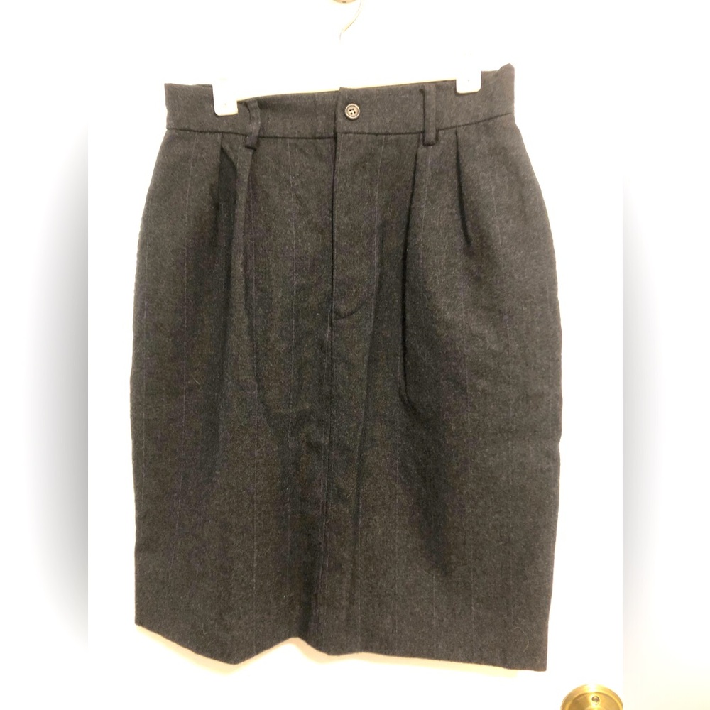 Ralph Lauren  size 6 charcoal gray pinstripe skirt. 21 inch length.Side pockets